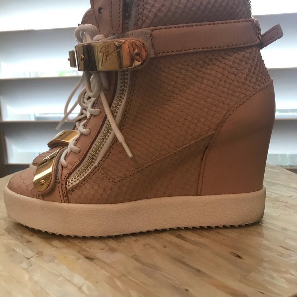 💞 Light pink & Gold G’s 💞 - Picture 3 of 8